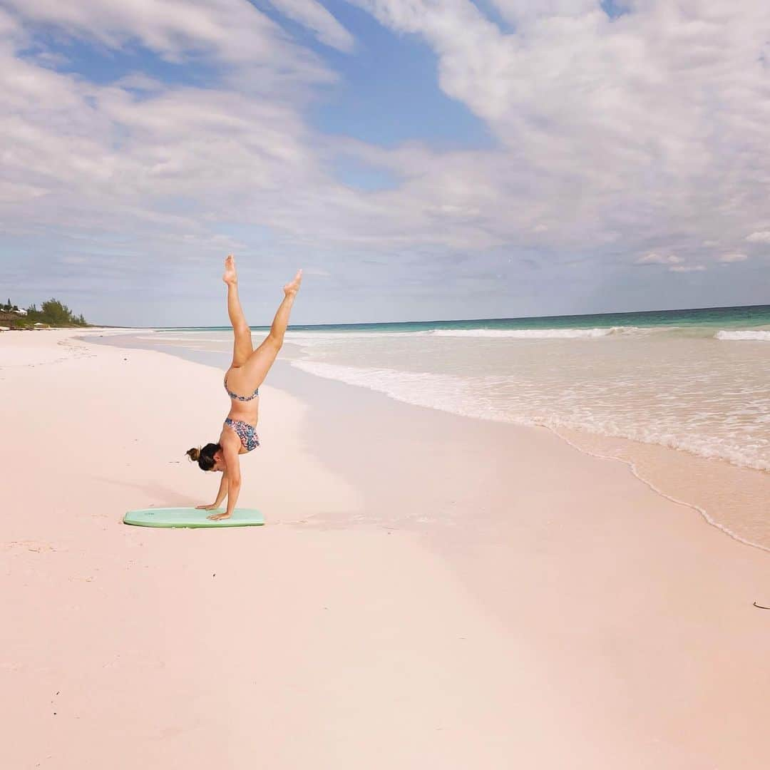 ケリー・ブルックさんのインスタグラム写真 - (ケリー・ブルックInstagram)「Beach✅Bikini✅Yoga✅ BoogieBoarding✅ #Namaste 🙏🏻🌺 #BirthdaysareBetterintheBahamas 🎂」11月22日 23時42分 - iamkb