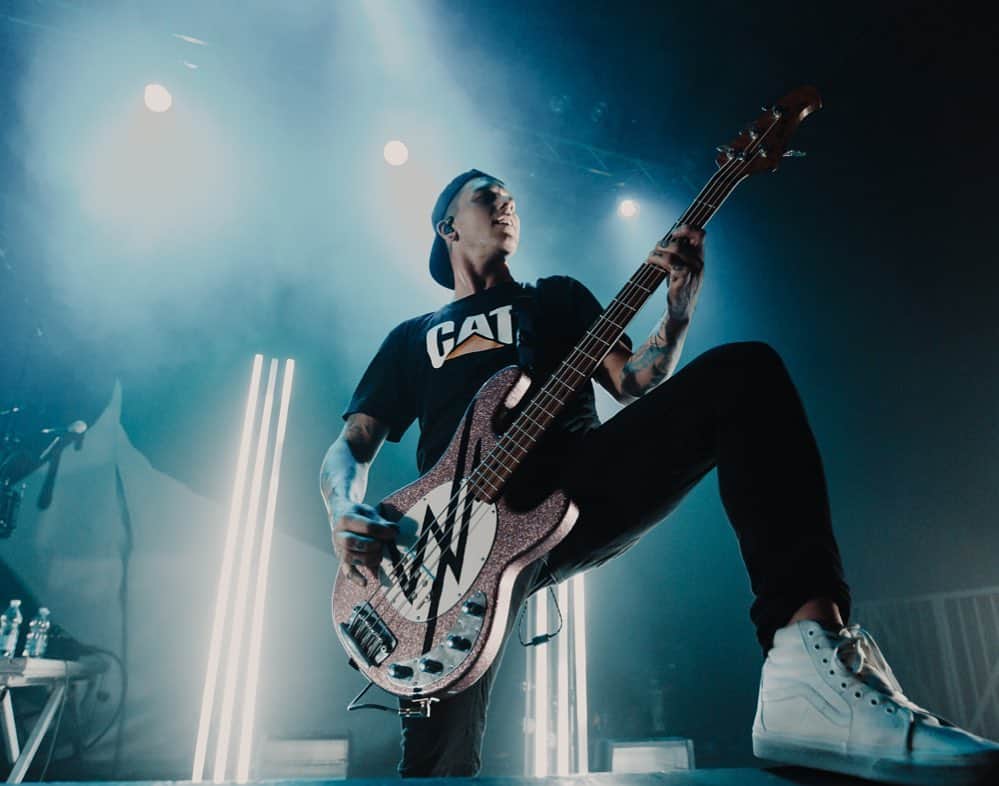 ジャスティン・ヒルズのインスタグラム：「Milan was a ripper! One more show tonight and we’re headed home for a bit before the Medicine Tour! Vienna let’s go!! Who’s coming to the last one? Photo: @elliemitchellphotography @music_man #sleepingwithsirens」