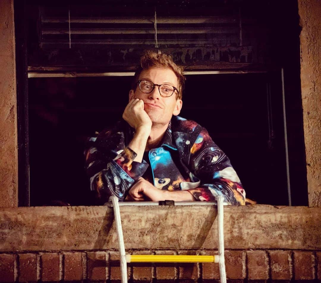 バーレット・フォアのインスタグラム：「Daydreaming about Eric Beale’s bumblingly triumphant return to NCIS: LA. “Kill Beale: Vol. 1” airs this Sunday! #ncisla #space #pjs #pajamas #ladder #window #daydream」