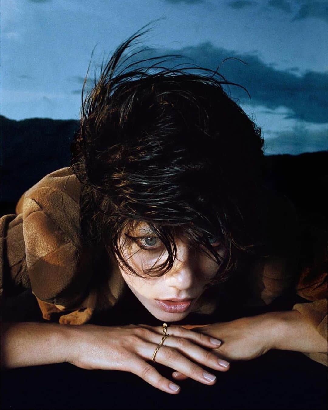 マリヤン・ジョンクマンのインスタグラム：「INTERVIEW MAG 😈 !!!! @interview_de @danbeleiu @georgia_tal @fendi」