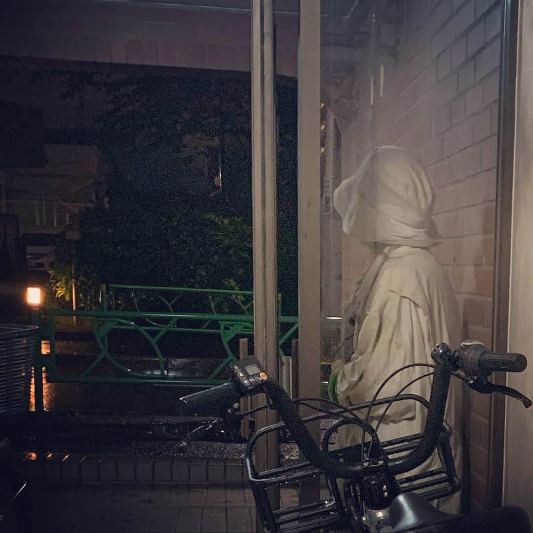 一三さんのインスタグラム写真 - (一三Instagram)「今日の可愛子ちゃん⁇  お化けだと思い，ビックリして奇声を上けひっくり返る⁉️ 僕の住んでる家の入り口で雨宿りする，老婆…」11月22日 22時13分 - ichizou.co.jp