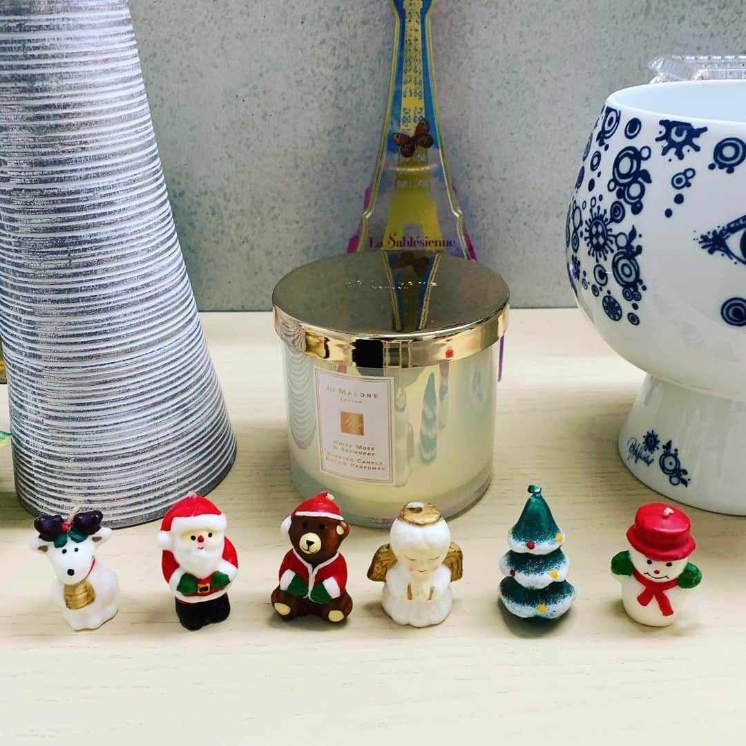 荒生暁子さんのインスタグラム写真 - (荒生暁子Instagram)「広島でお仕事しています。 仕事の合間に クリスマスツリーの飾りつけ🎄 本来、裏方なのに 楽しいことばかり考えてる♪ 毎年飾るお気に入りのキャンドルは 大学時代にバイト仲間に貰ったもの。 京都で買ったサブレジェンヌ いよいよ賞味期限切れるので もったいないけど食べちゃいます。 #マイオフィス#話し方教室#思い出の宝物」11月22日 22時14分 - akikoarao0904
