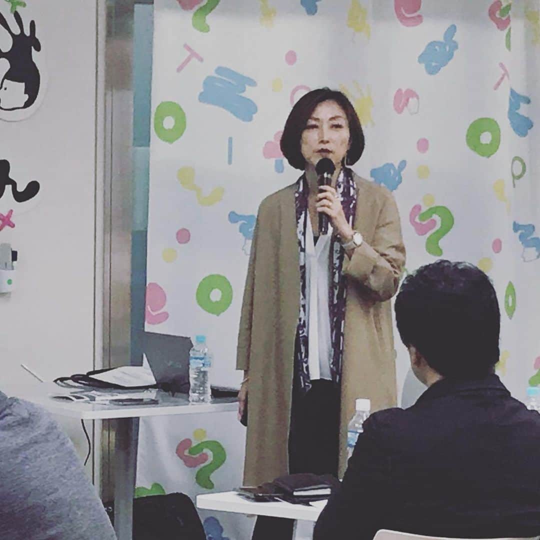 のインスタグラム：「ビジネスパーソンのみなさんへ講演でした。 今日は寒いし、ちゃんと長袖でキレイにしてたんですけど。 あっつーってなって。 半袖、気づけば仁王立ちで喋ってました。😅」