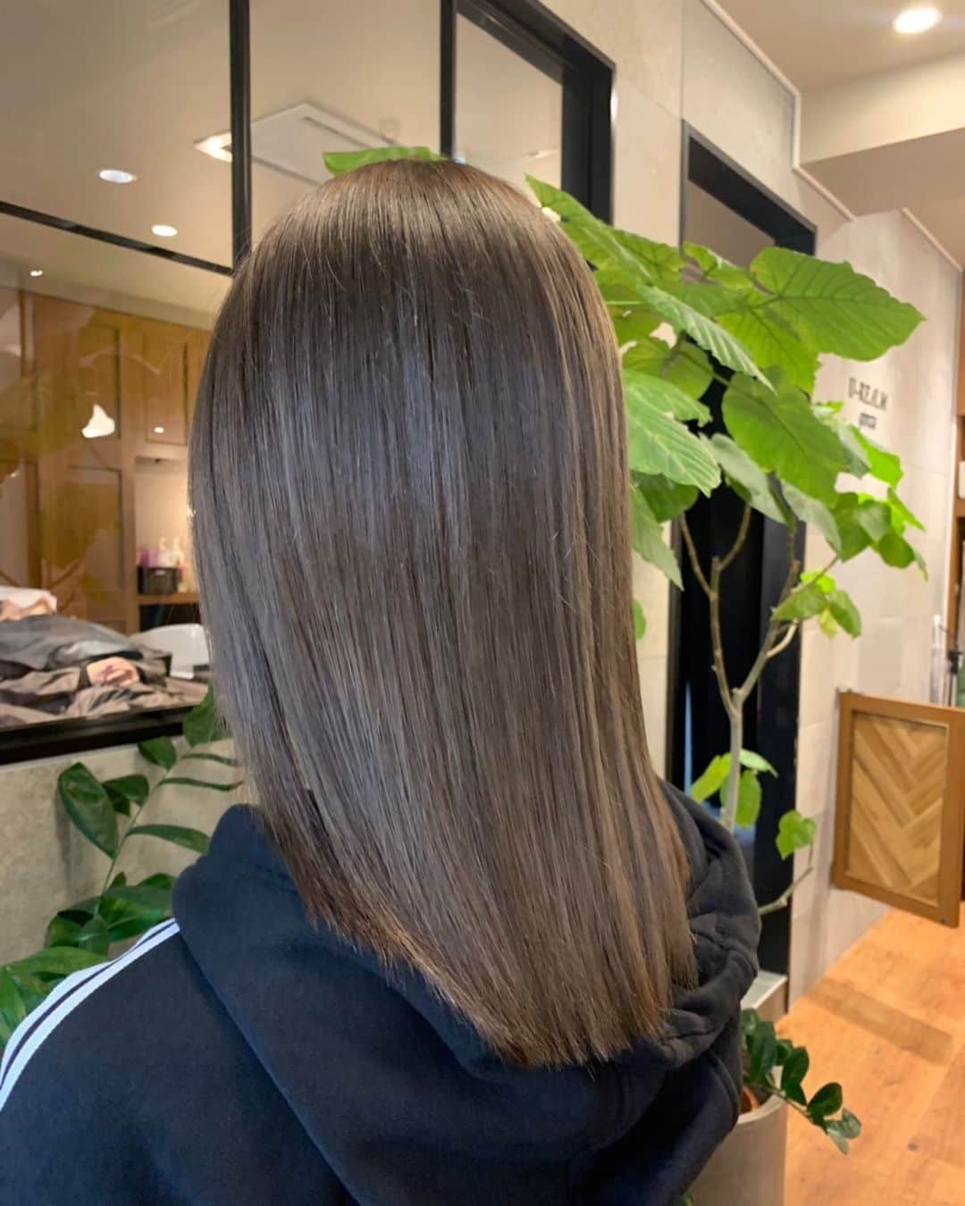 戸島花のインスタグラム：「自分の髪じゃないみたいに綺麗🧖🏻‍♀️👏 ブリーチ何度もしてるのにすごい！@sao69ri さん、今回もありがとうございます。 今回のわたしの注文→「明るくて良いです。もう何色かわかんないくらいにくすませちゃって下さい。」 こんなひどい注文に応え、本当に何色かわからないくすみカラーにしてくださいました。最高です👼🏻🎀 #urealm #urealmginza #くすみカラー #color #cut #treatment」