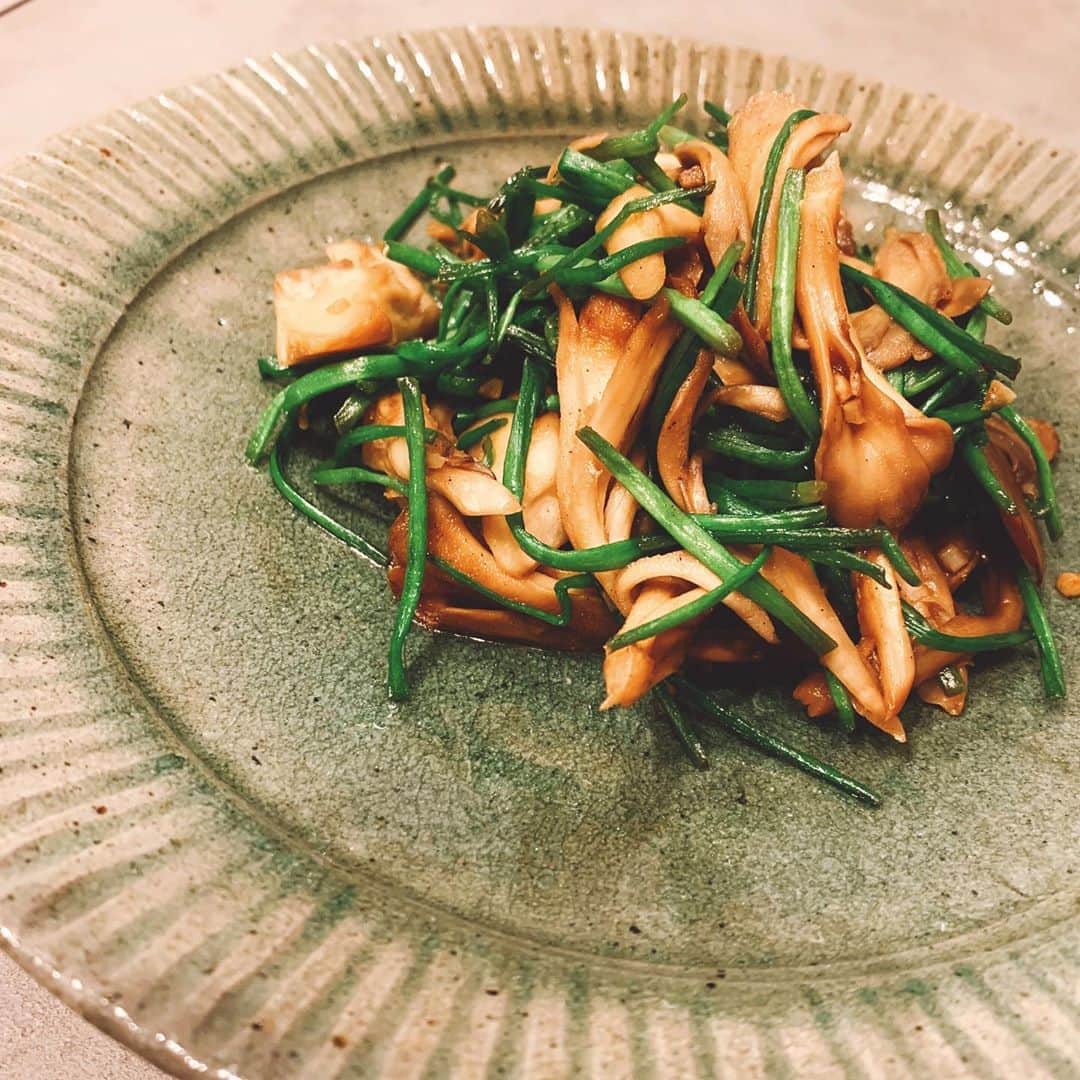 佐々木希さんのインスタグラム写真 - (佐々木希Instagram)「水蓮菜という初めてのお野菜。 Oisixで見つけて頼んでみました！ シンプルに塩と醤油とニンニクで炒めてみたのだけど、シャキシャキした歯応えでとても美味しかったな☺️ #水蓮菜 #オイシックス #Oisix」11月22日 22時22分 - nozomisasaki_official