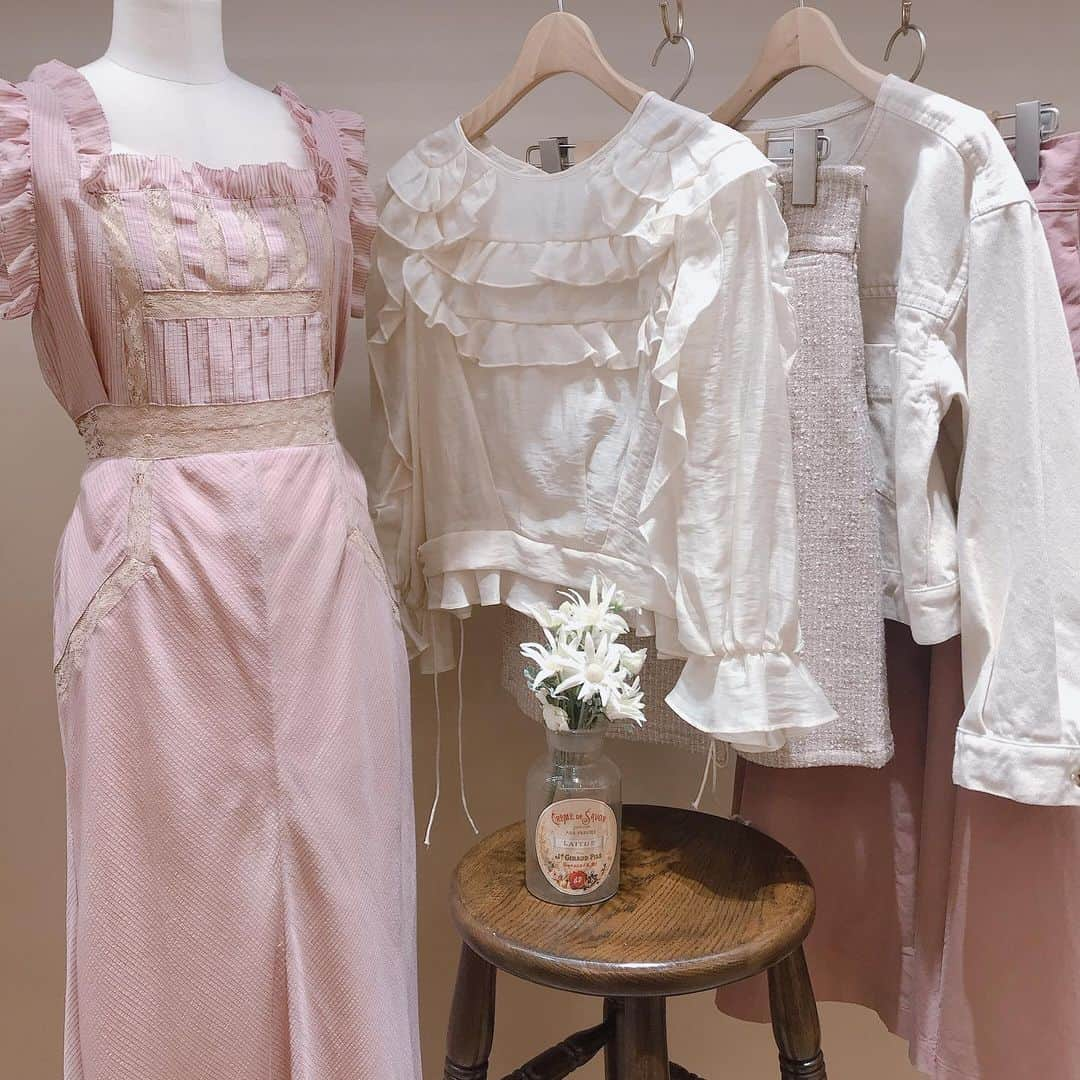 デイシーさんのインスタグラム写真 - (デイシーInstagram)「baby pink🧸♡♡ ・ ・ 春も可愛いpinkのアイテムが入荷致します💞 ・ 新宿店では25日まで春の受注会を行っております。 ぜひ一足早くDEICYの春のお気に入りを見つけにきてくださいね☺︎ ・ #deicy #mecouture #deicyshinjuku  #新宿ルミネ2 #2020 #spring #受注会 #preorder #pink #white #ootd #cute #feminine」11月22日 22時22分 - deicy_official