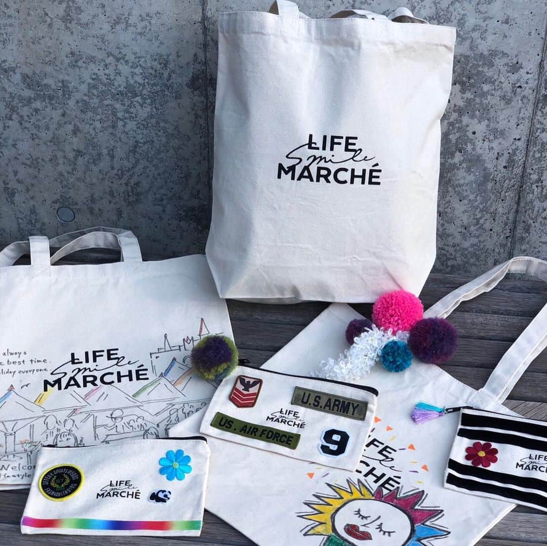 のインスタグラム：「いよいよ明日から二日間　❣️ 23.24日　11:00〜18:00 武蔵小杉グランツリー入口横 @lifesmilemarche  でーす！ 屋根のあるところで行うので雨でも😊スマイルいっぱいで開催いたします！ 寒いと思いますので暖かくして是非遊びにきてください。 今回マルシェオリジナルトートやポーチが登場！！初のLSMオリジナル商品を作りました。そのトートやポーチで特別な自分だけのオリジナルをつくれるワークショップをやります。私も一足先につくりましたがつくってる時間集中集中！！楽しかった。　あれもこれもって 試行錯誤。 是非是非覗きに来てください♪ね。」