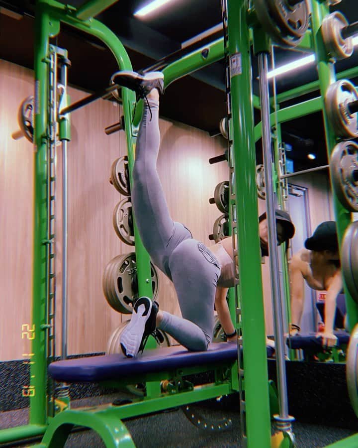 渋谷ゆりのインスタグラム：「Smith machine booty workout 🍑 今年最喜歡的🍑美臀方法 今年1番ハマった #美尻トレ 🥺 危険だから、初心者の女の子は前に紹介した美尻トレやってみてね…😂 筋トレ＝太くなるって勘違いしてたから、学生時代は運動したことなかったの。  鍛える部分、鍛えない部分、きちんと分けると、女性らしい綺麗なボディがデザインできるよ❤️ #ドンキーキック with #スミスマシン 上部だけやってる！私の場合は死ぬほど筋トレして来たから笑、お尻と太腿の境目をハッキリさせたくて、大臀筋は超鍛えて、ハムストリングスは適度に鍛えてるよ🍑  #麻布十番 #筋トレ #筋トレ女子 #ダイエット #減肥 #健身 #personaltrainer #健身教練 #パーソナルトレーナー #workout #しぶゆり#美尻 #美女 #翹臀 #ジム #スクワット #y4gym」