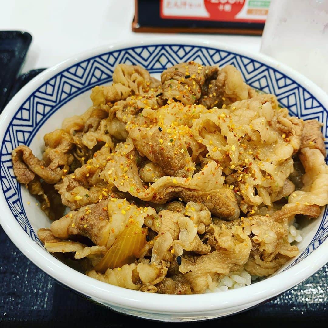 のインスタグラム：「ひじょーに、美味しいぃぃ。 隣のジャージの青年が麻辣牛鍋膳を食べる前に、きちんと手を合わせてた。 いただきます…な。。 尊敬。とっても。。 自分も見習おうと思った。」