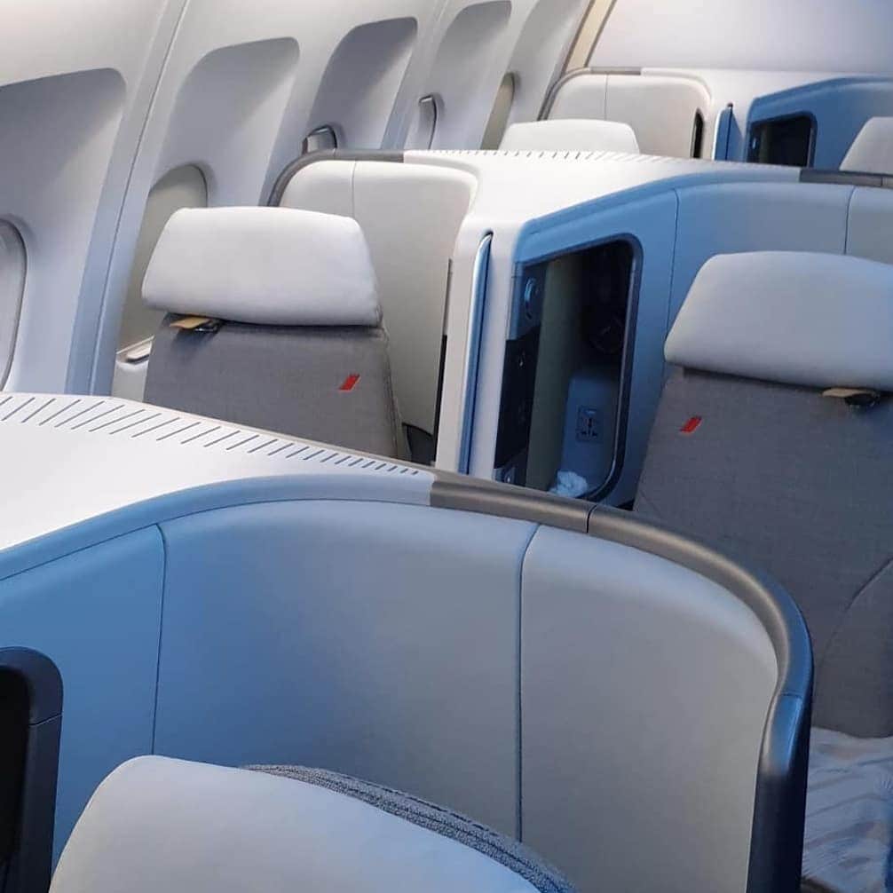 エールフランスのインスタグラム：「A lot of comfort, a touch of design and a hint of red.  Comme un écrin de confort aux accents cocooning. 📷 Picture by @foxcharliemike  #AirFrance #Franceisintheair」