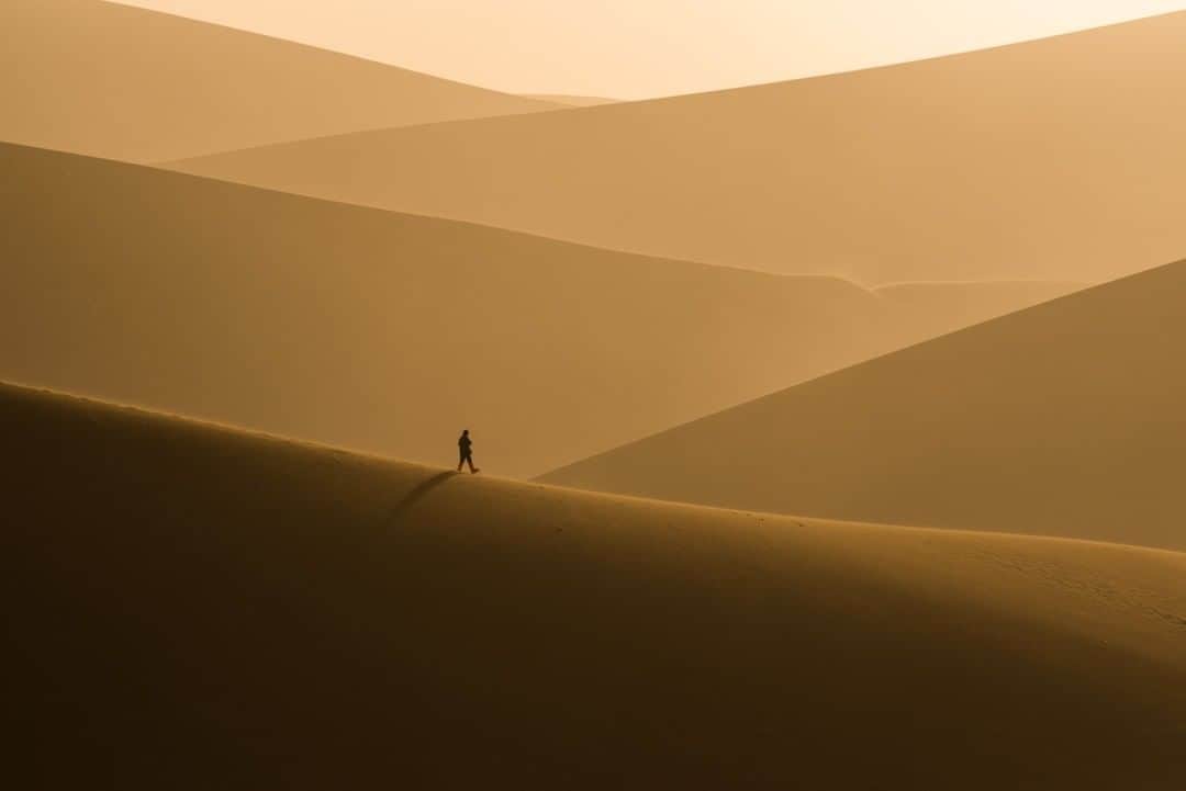 ナショナルジオグラフィックさんのインスタグラム写真 - (ナショナルジオグラフィックInstagram)「Photo by Michael Yamashita @yamashitaphoto | Mingsha Shan (Singing Sand Dunes), Gansu, China. Marco Polo gave this 1,000-foot mountain of sand its name, commenting on the mournful wails produced by the wind blowing over the top. #mingshashan #sanddune #taklamakan #silkroad #dunhuang」11月22日 22時37分 - natgeo