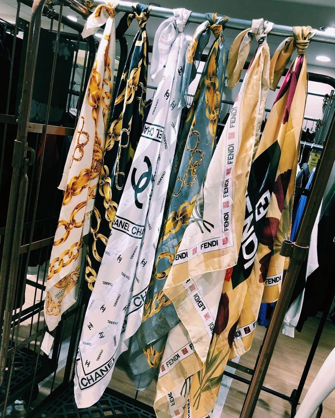 のインスタグラム：「🧕⛓🧕⛓🧕 #FENDI #CHANEL」