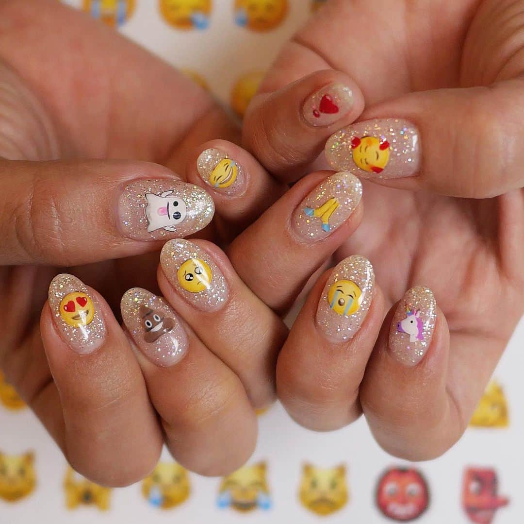 まゆまゆさんのインスタグラム写真 - (まゆまゆInstagram)「. 絶対スワイプしてね👉 iPhoneの絵文字ネイル💅 きっとみんながよく使う絵文字たち❤️ シールじゃないよ、全部手書き🖌 さすが、 @mariafiiin さん💅 ネイル見るたび、会う人会う人に まゆのネイリストさんすごいよね。っていつも褒められる👏 本当何でも描けちゃうからすごい。 よく見たら細かい影まで絵文字完コピ @silkderiver  #ネイル#nail#newnail#絵文字ネイル  #iPhone絵文字#絵文字 #ネイルデザイン#シルクドリバー #神戸#元町#ネイルアート #nailart#cute#beautiful #まゆまゆのネイル#💅」11月22日 22時30分 - 7mayu2mayu