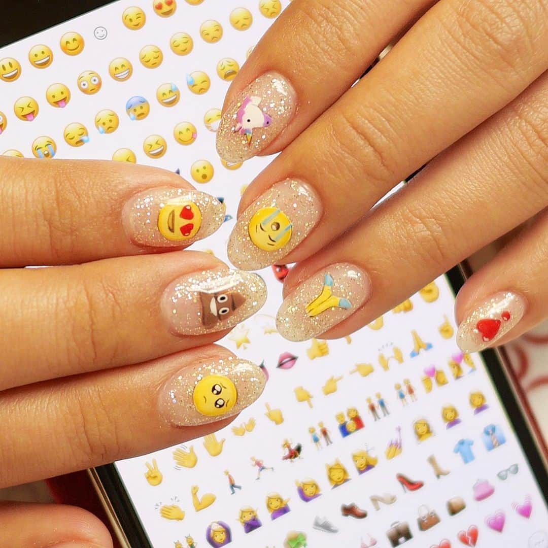 まゆまゆさんのインスタグラム写真 - (まゆまゆInstagram)「. 絶対スワイプしてね👉 iPhoneの絵文字ネイル💅 きっとみんながよく使う絵文字たち❤️ シールじゃないよ、全部手書き🖌 さすが、 @mariafiiin さん💅 ネイル見るたび、会う人会う人に まゆのネイリストさんすごいよね。っていつも褒められる👏 本当何でも描けちゃうからすごい。 よく見たら細かい影まで絵文字完コピ @silkderiver  #ネイル#nail#newnail#絵文字ネイル  #iPhone絵文字#絵文字 #ネイルデザイン#シルクドリバー #神戸#元町#ネイルアート #nailart#cute#beautiful #まゆまゆのネイル#💅」11月22日 22時30分 - 7mayu2mayu