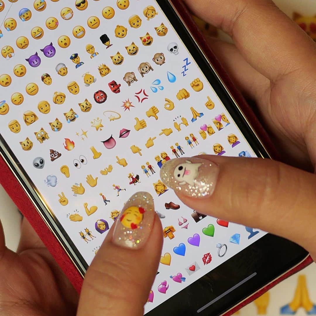 まゆまゆさんのインスタグラム写真 - (まゆまゆInstagram)「. 絶対スワイプしてね👉 iPhoneの絵文字ネイル💅 きっとみんながよく使う絵文字たち❤️ シールじゃないよ、全部手書き🖌 さすが、 @mariafiiin さん💅 ネイル見るたび、会う人会う人に まゆのネイリストさんすごいよね。っていつも褒められる👏 本当何でも描けちゃうからすごい。 よく見たら細かい影まで絵文字完コピ @silkderiver  #ネイル#nail#newnail#絵文字ネイル  #iPhone絵文字#絵文字 #ネイルデザイン#シルクドリバー #神戸#元町#ネイルアート #nailart#cute#beautiful #まゆまゆのネイル#💅」11月22日 22時30分 - 7mayu2mayu