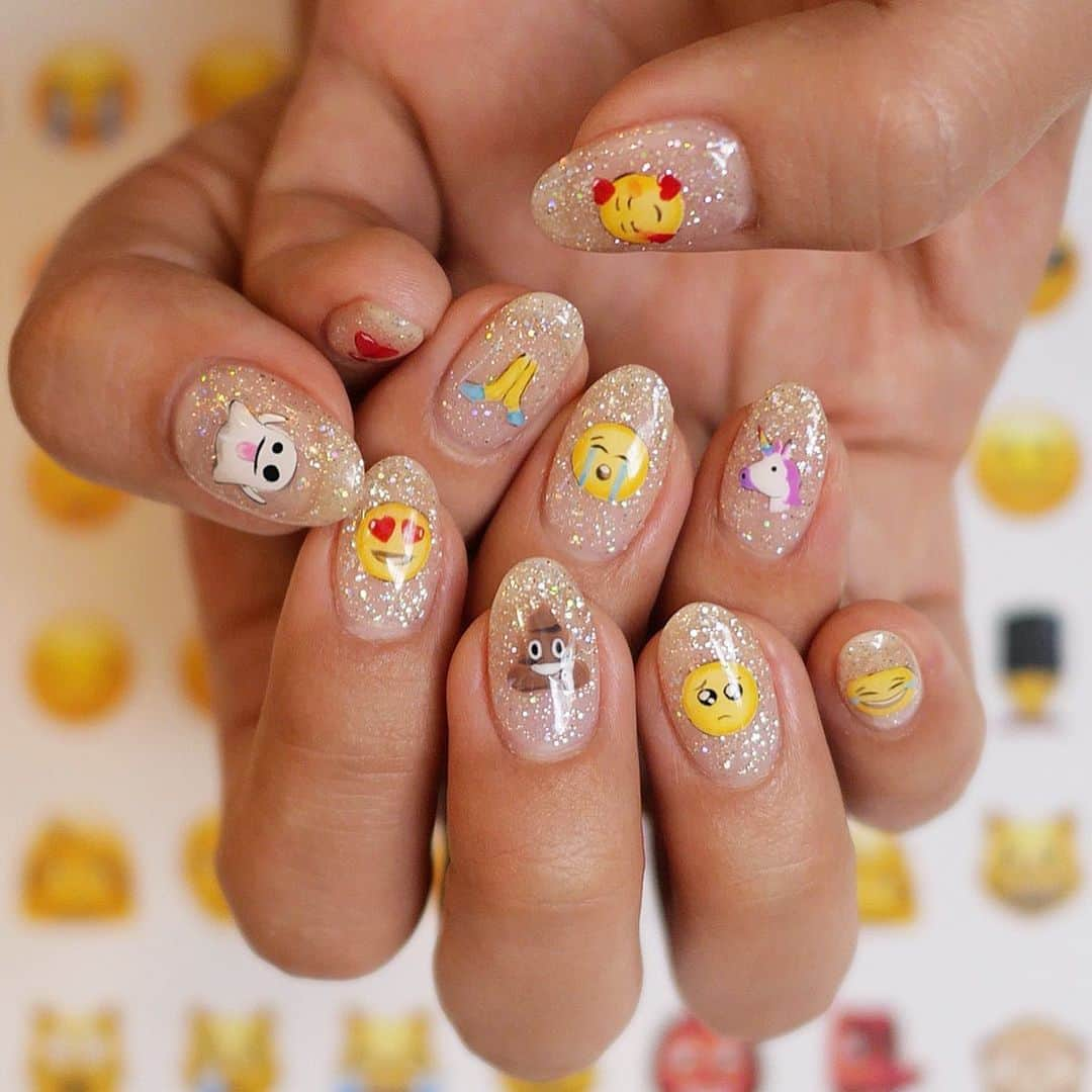 まゆまゆさんのインスタグラム写真 - (まゆまゆInstagram)「. 絶対スワイプしてね👉 iPhoneの絵文字ネイル💅 きっとみんながよく使う絵文字たち❤️ シールじゃないよ、全部手書き🖌 さすが、 @mariafiiin さん💅 ネイル見るたび、会う人会う人に まゆのネイリストさんすごいよね。っていつも褒められる👏 本当何でも描けちゃうからすごい。 よく見たら細かい影まで絵文字完コピ @silkderiver  #ネイル#nail#newnail#絵文字ネイル  #iPhone絵文字#絵文字 #ネイルデザイン#シルクドリバー #神戸#元町#ネイルアート #nailart#cute#beautiful #まゆまゆのネイル#💅」11月22日 22時30分 - 7mayu2mayu