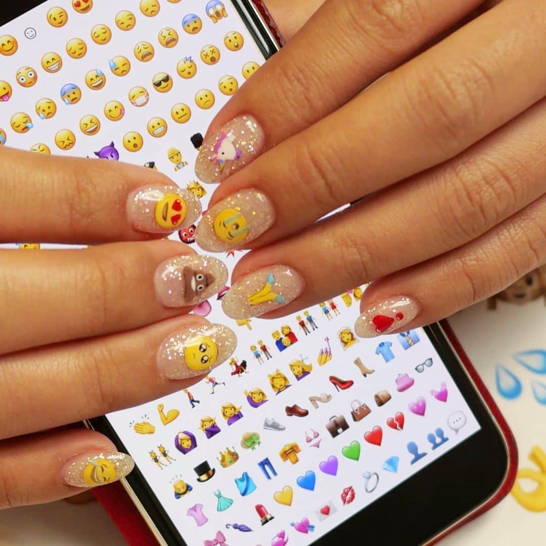 まゆまゆさんのインスタグラム写真 - (まゆまゆInstagram)「. 絶対スワイプしてね👉 iPhoneの絵文字ネイル💅 きっとみんながよく使う絵文字たち❤️ シールじゃないよ、全部手書き🖌 さすが、 @mariafiiin さん💅 ネイル見るたび、会う人会う人に まゆのネイリストさんすごいよね。っていつも褒められる👏 本当何でも描けちゃうからすごい。 よく見たら細かい影まで絵文字完コピ @silkderiver  #ネイル#nail#newnail#絵文字ネイル  #iPhone絵文字#絵文字 #ネイルデザイン#シルクドリバー #神戸#元町#ネイルアート #nailart#cute#beautiful #まゆまゆのネイル#💅」11月22日 22時30分 - 7mayu2mayu