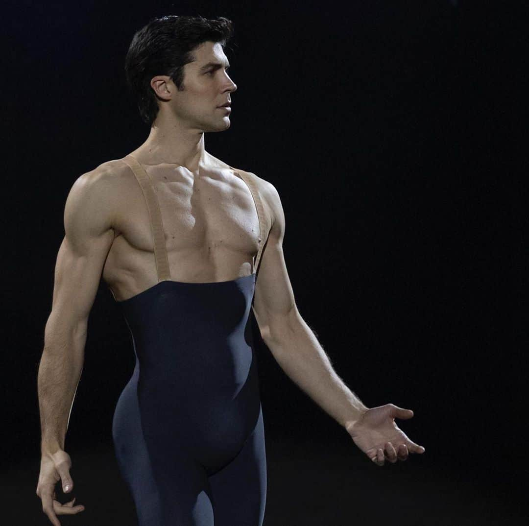 ロベルト・ボッレさんのインスタグラム写真 - (ロベルト・ボッレInstagram)「#Repost @officialrobertobolle ・・・ A Natale regala un'emozione imperdibile: 4-7 gennaio, la Grande Danza di Roberto Bolle e dei suoi Friends al Teatro degli Arcimboldi. Un vero e proprio viaggio attraverso la bellezza e la magia con l'Etoile dei due Mondi e le star internazionali della danza.  Ultimi biglietti disponibili su ticketone.it  #robertobolleandfriends #danzaclassica #danzacontemporanea #regalodinatale」11月22日 22時39分 - robertobolle