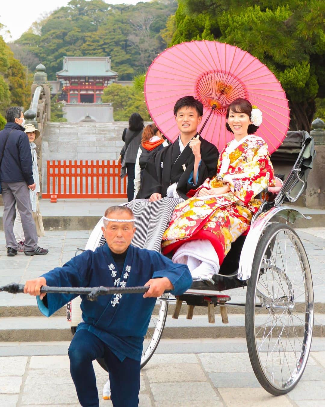 KOTOWA鎌倉 鶴ヶ岡会館さんのインスタグラム写真 - (KOTOWA鎌倉 鶴ヶ岡会館Instagram)「挙式が結び当館までお戻りいただく際は﻿ 人力車でのお下がりも可能でございます。﻿ ﻿ その姿の写真をお撮りすることはもちろん﻿ 鎌倉の中心である段葛の周りを﻿ 人力車に乗って通ることができるお時間は﻿ 一生の思い出になることでしょう。﻿ ﻿ #神前式 #鶴岡八幡宮 #鎌倉 #湘南 #鎌倉結婚式 #dearswedding #wedding #kotowa鎌倉鶴ヶ岡会館 #結婚式 #プレ花嫁 #オリジナル #ウェディング #和装 #白無垢 #紋付 和婚 #人力車 #ウェディング #フィオーレビアンカ #段葛 #小町通り #日本の結婚式 #メイク #フォトジェニック #プレ花嫁さんとつながりたい #プレ花嫁」11月22日 22時39分 - kotowakamakura