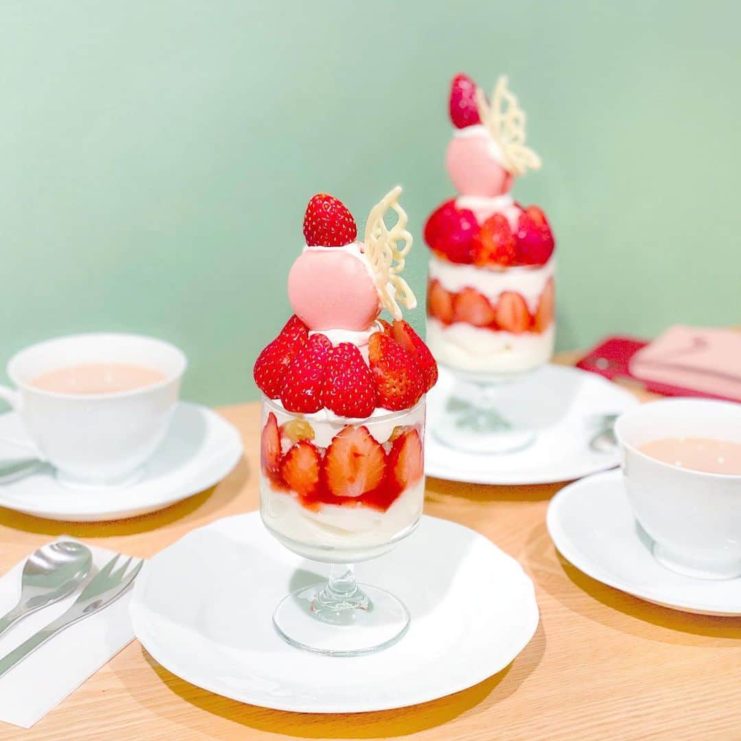 tomomi ❤︎ よしはしともみ ❤︎さんのインスタグラム写真 - (tomomi ❤︎ よしはしともみ ❤︎Instagram)「. . 2度目の @kapi_parlor 🍒💗💕 . 季節限定 ☑︎いちごパフェ🍨🥄🍓 . 繊細な蝶🦋の ホワイトチョコレートが可愛すぎるパフェ💒💋 . 久しぶりにいちご🍓を沢山摂取できて 幸せだった〜🎀 . 来週あたりからまた かわいいパフェを試行錯誤しているらしく！ それも楽しみ❣️ . #kapiparlor #parfait #strawberryparfait #tokyocafe #japancafe #カピパーラー #いちごパフェ #イチゴパフェ #苺パフェ #いちごスイーツ #東京カフェ #都立大学カフェ #目黒カフェ #東京パフェ #パフェ巡り #フォトジェニックカフェ #フォトジェニックスイーツ #フォトジェニック #マカロン」11月22日 22時42分 - tomomi_yoshihashi