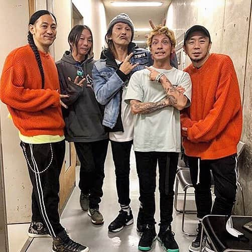 KAI_SHiNEさんのインスタグラム写真 - (KAI_SHiNEInstagram)「・ DA "THE SEVENS" 初日にて。 SEIICHIさん @sevenskulltrap7 と‼︎🥺✨ ・  Good show‼︎ 🤘🐲 & Good  Day‼︎ ✨✨ ・  Arigato‼︎🔥 #これだから  #やめられないとまらない  #bandlife  #まさに #msml  #まさかの双子コーデ #面目ないです🙏  #笑 #パーツが何かとデカい #俺も  #zi:kill #ガッツリ #通ってます」11月22日 22時44分 - kai_shine134