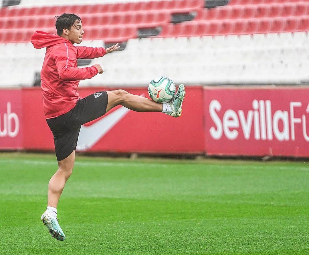 オリベル・トーレスのインスタグラム：「🤩🌧👟⚽」