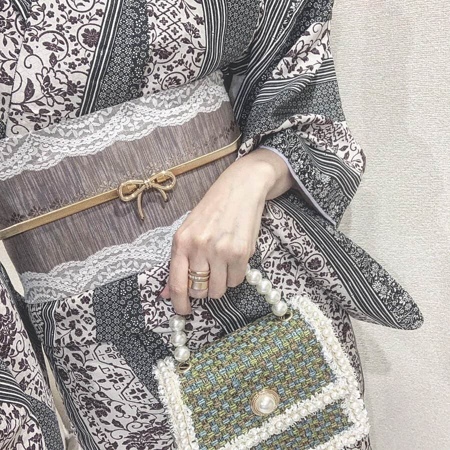 たんりいさんのインスタグラム写真 - (たんりいInstagram)「. . village new kimono ‼︎ . . 明日 pm12:00 から 12月7日から12月15日までの ご予約受付スタートします❁❁ . もうLINE友達追加してくれて 予約準備してくれている子もいて とっても嬉しいです ☺️❤︎ . 予約方法わからない方は、 @village__official の投稿みてね⭐️ . . みんなに会えるの楽しみだな〜🥰 ご予約お待ちしてますっ‼︎💕 . . リング💍 @queen.lupis . . #village #village_kimono #着物レンタル #浅草着物レンタル #着物レンタル浅草 #着物 #着物ディズニー #着物女子 #浅草 #浅草散策 #レトロ着物 #レトロ #浅草 #アンティーク着物 #着物コーディネート #着物コーデ #リング #ルピス (q552)」11月22日 22時45分 - tanrii97