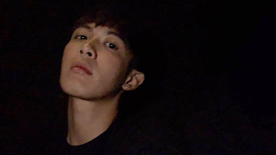 柯震東のインスタグラム：「在黑暗中也要找到自己🌑🌒🌓🌔」