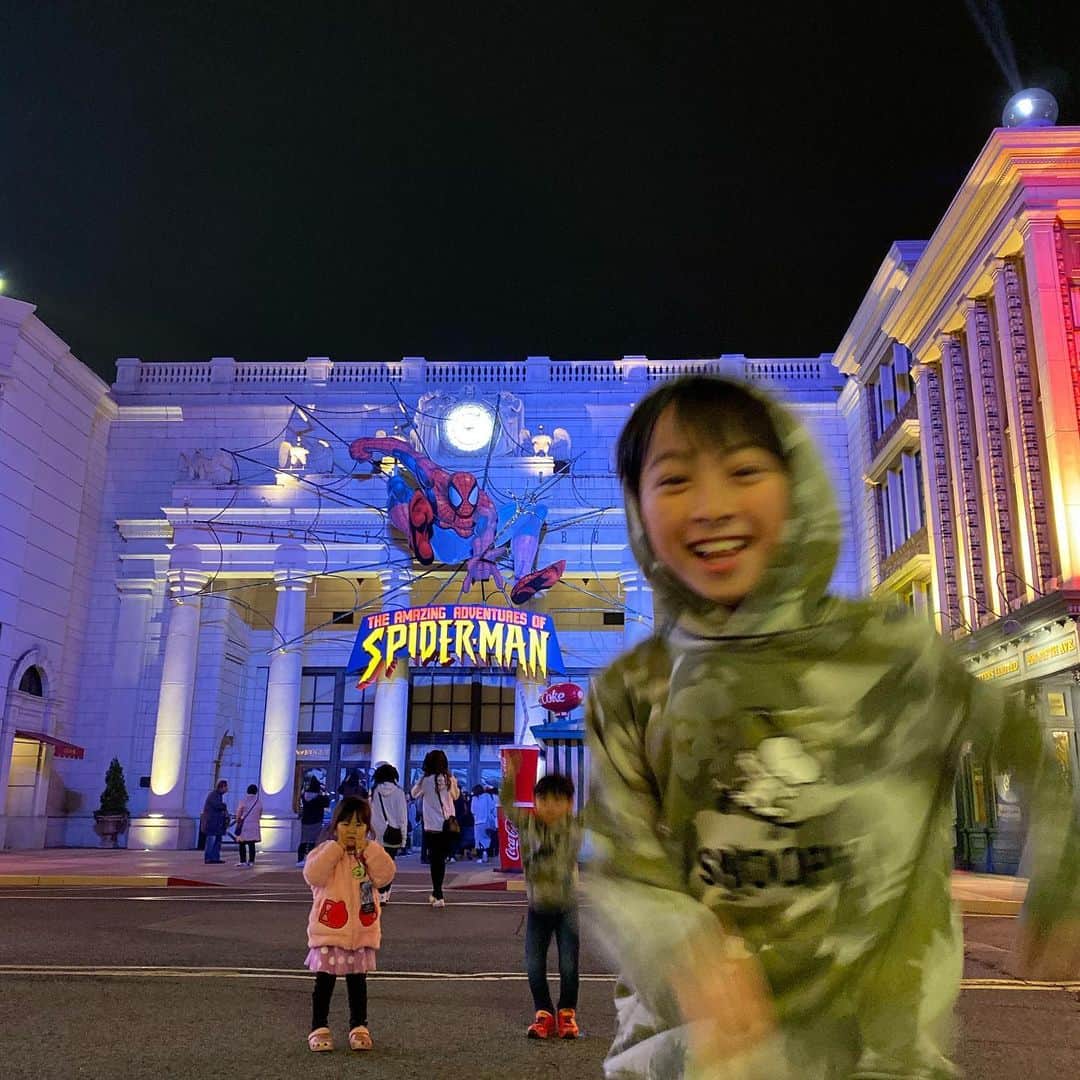 太陽チャンネルのインスタグラム：「今日はユニバの貸切ナイト行ってきたよー🤩💕ツリーもハリポタのプロジェクションマッピングも綺麗だった✨渋滞ひどかったけどユニバ満喫できました🥰💕🦄 #ユニバ #サントリープレミアム貸切ナイト #貸切ナイト」