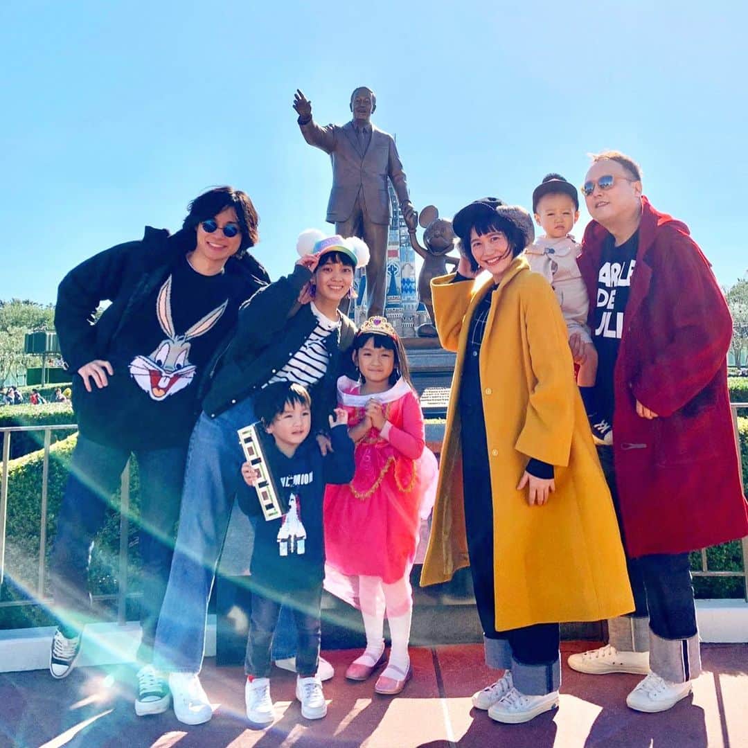山口尚美のインスタグラム：「神に愛されし家族👪🌞片寄家 @chocolatandakito と一緒にディズニーリゾートを満喫して来ました❣️🏰💕 もうね‥最高でした🌟🌟🌟🌟🌟 色々と贅沢過ぎました😭🌈✨ オーロラ姫の格好でオーロラ姫に遭遇する相変わらず強運だけど変顔ばかりのはるみと、ディズニーに来ても電車で頭の中いっぱいで園外のモノレールに大興奮する星太郎…🚃 片寄家の王子は相変わらず愛らしかった😭💕 詳しくは　@chocolatandakito さんと　@seiichinagai にも載ってるから是非見てみてね👀📸 ディズニーの隅々まで行き渡るホスピタリティに感動し、癒された二日間でした…🎇😢🎆✨」