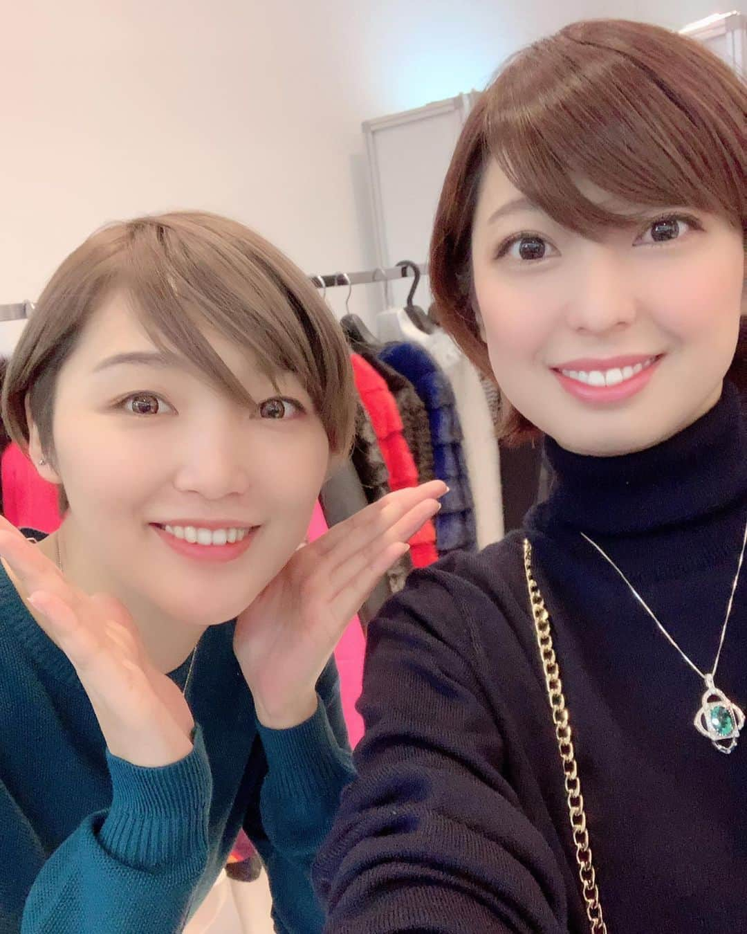 春花きららさんのインスタグラム写真 - (春花きららInstagram)「本日もご来店くださいました皆様本当にありがとうございました！！ バタバタとお待たせすることも多く申し訳ございません。。 昨日は一個下の#花織千桜 ちゃんと #風凛水花 ちゃんが遊びに来てくれました！ 久しぶりに会えて嬉しすぎた❤︎ お忙しいところありがとう✨  そして昨日は同期のまよがお手伝いに来てくれました‼️ まよが横にいるだけでなんだか落ち着く笑 ありがとう❤︎ #東京ルナレーン #アプローズジャパン #ポップアップショップ #日比谷シャンテ #地下一階 #鳳翔大　さん #貴千碧　さん #春花きらら  #宝塚OG #こだわりの逸品 #ファッション #ジュエリー #佃煮 #鳳真由　さん #花織千桜 さん #風凛水花  さん」11月22日 22時52分 - maiko_kirara