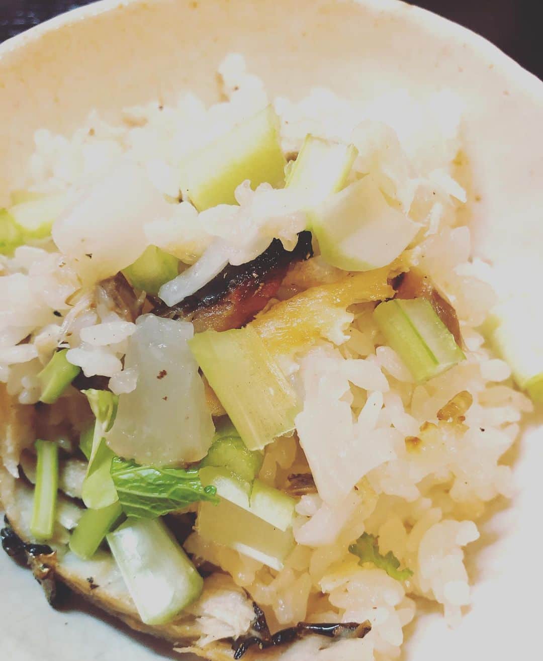 のインスタグラム：「🍽 #おうちごはん  #野菜ソムリエプロ の #atsushi さんに、 @atsushi_416  今日番組で教わった、 #焼き鯖と蕪のごはん 上手にできた～！ おこげもいい感じ🎶  #dinner #cooking  #美味しゅうございました」