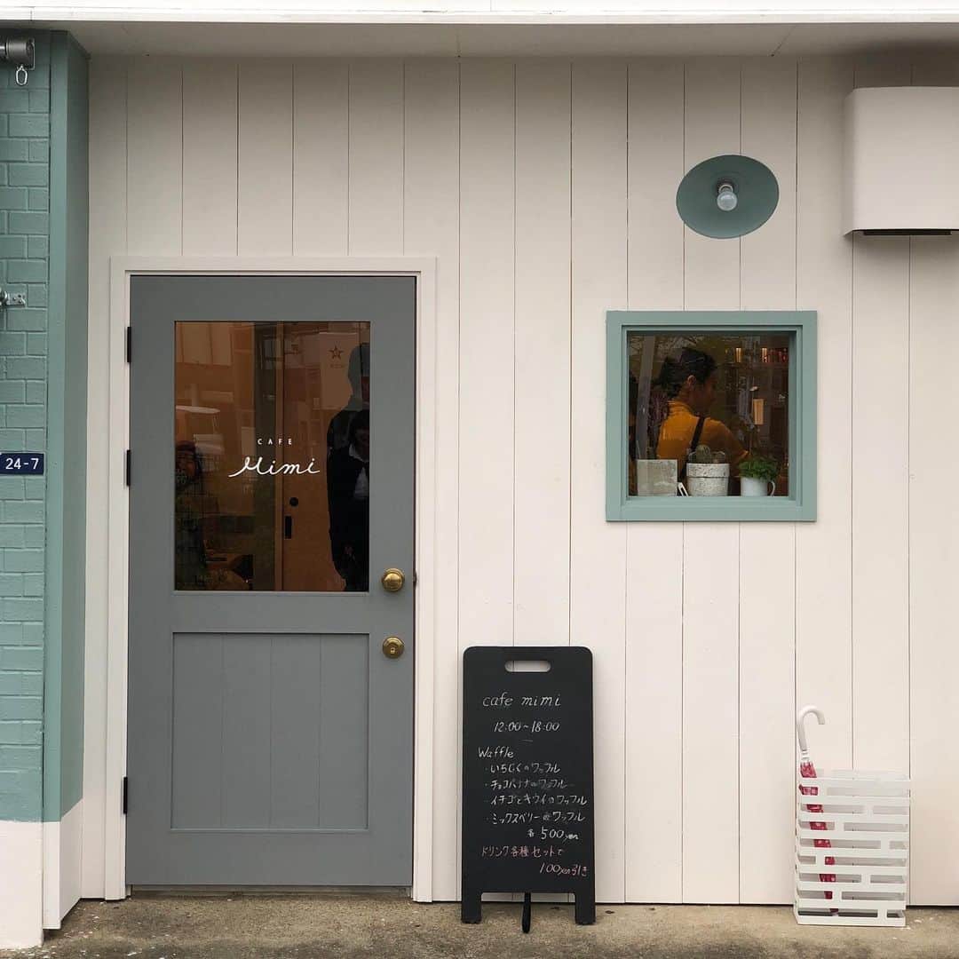 甲斐みのりさんのインスタグラム写真 - (甲斐みのりInstagram)「和歌山県田辺市の「バニラカフェ」が10月にオープンした「CAFE Mimi」へ。フランスの女の子の部屋をイメージしたという壁の色がアクセントに。目の前に図書館（たなべる）、近所に高校があるので、学生が友だち同士で立ち寄ったり、図書館通いのファミリーや、先代からのおなじみさんと、すでに幅広い田辺っ子に愛されていました。 バニラカフェの前身は、先代が40年以上前に和歌山でいち早く直焙煎をはじめた喫茶店「珈琲館V」。メニューのウィンナーコーヒー、ミックスジュース、ティーソーダなどは、昔ながらの味を再現しているそう。 私はおやつにワッフルとカフェインレスコーヒーを。店ではちょうどクリスマス用のワッフルの試作中で、ほのかにピンクに色づいたクリームが愛らしく、いちごのトッピングにぴったりでした。 バニラカフェは日曜定休なので、田辺みやげにバニラカフェの童話シリーズのドリップコーヒーを求めるのにも、CAFE Mimiの存在はありがたい存在。田辺に立ち寄りたい店が新たにできて嬉しいかぎりです。  #暮らすように旅する田辺 #朝昼夕夜田辺めぐり  #喫茶喫茶喫茶 #旅のかけら田辺 #旅のかけら和歌山」11月22日 23時04分 - minori_loule