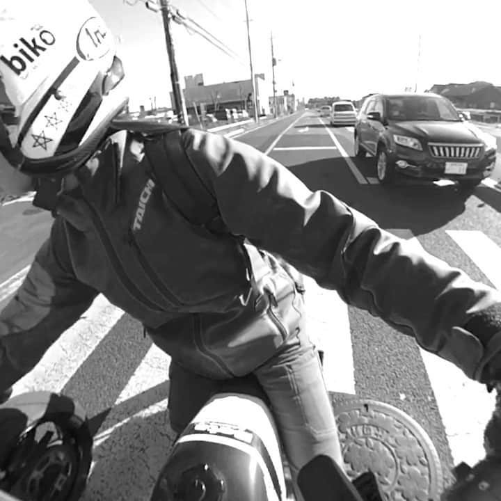 のインスタグラム：「【親子ツーリング動画▶️】 1122いい夫婦の日🧡 もうすぐ結婚6周年！お互いバイク乗って好きな事しているおかげか全く喧嘩しない。 タンデムデビューした娘を連れて更にバイクどっぷりな予感🧡 . . . #YAMAHA #YZFR1 #HONDA #FTR223 #RSTAICHI #ARAI #SHOEI #motomom #親子ツーリング #いい夫婦の日」