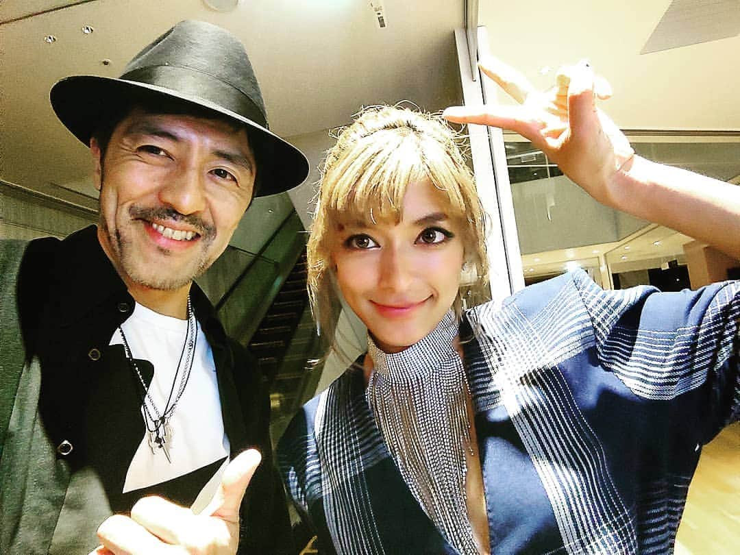 谷中敦さんのインスタグラム写真 - (谷中敦Instagram)「渋谷PARCOにて。ローラさん、初めましてでご挨拶して写真をお願いしました。selfieに写ってくれてありがとう！そんな渋谷PARCOは11/22の今日新装開店でした。  #渋谷PARCO #2G」11月22日 22時59分 - a.yanaka