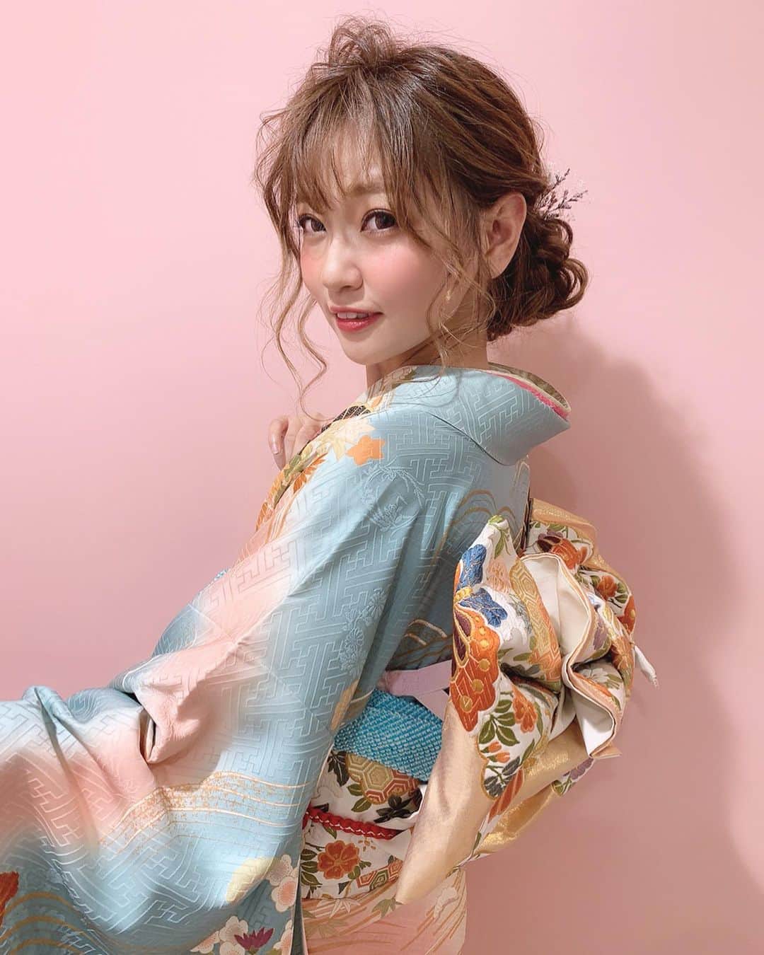 いっちゃん/嶋津 いつみのインスタグラム：「. . 成人式用に振り袖撮影してきたんやけど 女将感が溢れ出しててヤバイ😂💨w . . . . . でも @matsu1206  さんが さすが✨綺麗にとってくれはった🤳💕 . . . .  #和装  #着物ヘアアレンジ #関西  #関西サロモ  #サロンモデル #サロモ #いっちゃん  #フリーモデル #関西モデル  #あざといっちゃん #かわいっちゃん #いっちゃんコーデ #ブライダルモデル #アレンジモデル #ヘアカラー  #ヘアアレンジ #ootd . . .」