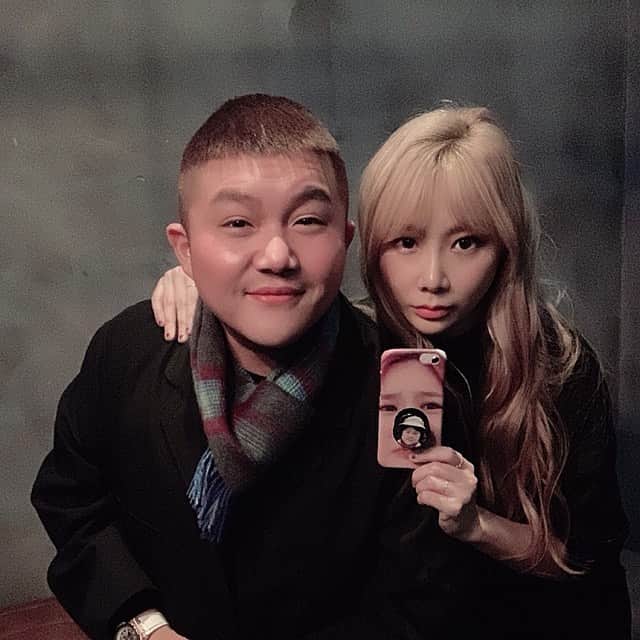 ジェアのインスタグラム：「인싸파티에서 만난 조세호!! @chosaeho ‘주간아이돌’ 나가야지만 받을 수 있는 조세호 그립톡 딱! 하고 있었는데 ㅋㅋㅋ 너무 웃기다 !!🤣🤣🤣🤣🤣 #주간아이돌 #놀자파티」