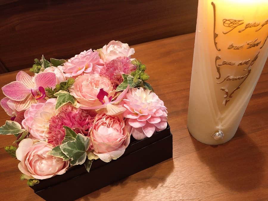 倉窪莉沙のインスタグラム：「* 今年はピンク色の可愛いお花が たくさん敷き詰められたフラワーボックス😍💓 #結婚5周年 #ありがとう . #いい夫婦の日 #結婚記念日 #weddinganniversary  #flower #フラワーボックス #Lotus #メモリアルキャンドル #スイーツ #ケーキ #タルトケーキ #FOUNDRY」
