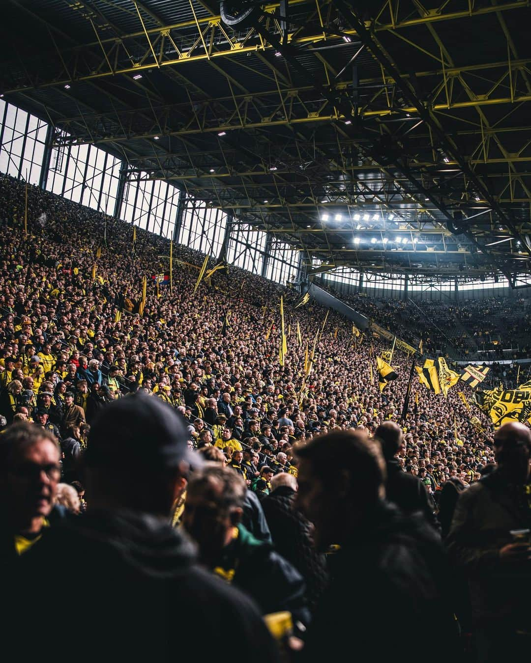 ボルシア・ドルトムントさんのインスタグラム写真 - (ボルシア・ドルトムントInstagram)「⏳ Full house in 5️⃣ hours!  #bundesligaisfinallyback @signalidunapark09」11月22日 23時29分 - bvb09