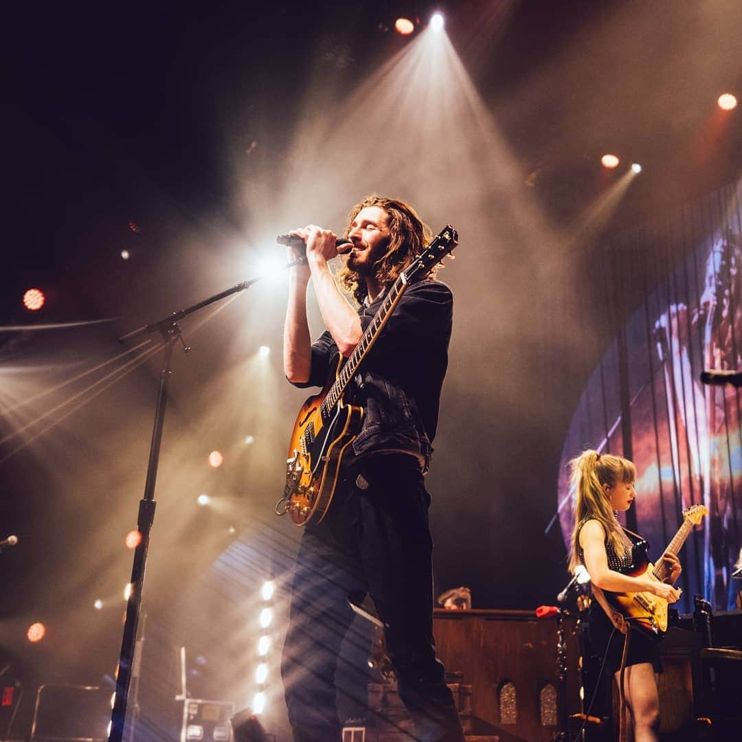 ホージアさんのインスタグラム写真 - (ホージアInstagram)「Had a lot of fun on night one last night, thank you to everyone who joined us in the Hammerstein. See you again this evening 🖤 📸@sydgaw」11月22日 23時29分 - hozier