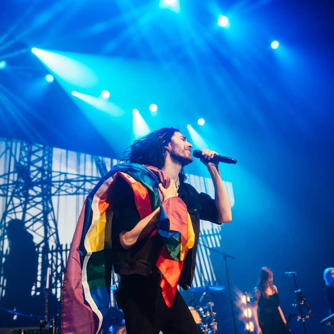 ホージアさんのインスタグラム写真 - (ホージアInstagram)「Had a lot of fun on night one last night, thank you to everyone who joined us in the Hammerstein. See you again this evening 🖤 📸@sydgaw」11月22日 23時29分 - hozier