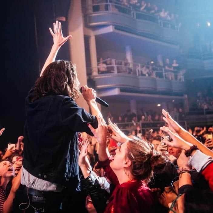 ホージアさんのインスタグラム写真 - (ホージアInstagram)「Had a lot of fun on night one last night, thank you to everyone who joined us in the Hammerstein. See you again this evening 🖤 📸@sydgaw」11月22日 23時29分 - hozier