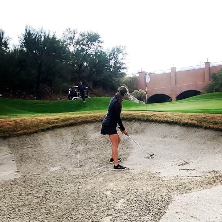 Liz Elmassianのインスタグラム：「Golfers worst nightmare...the fried egg 😅 I love these shots. All I do is keep my club face square (not open), close my stance a little more than a normal bunker shot and swing just enough right down on the back of the ball to pop it up and out #plugged」