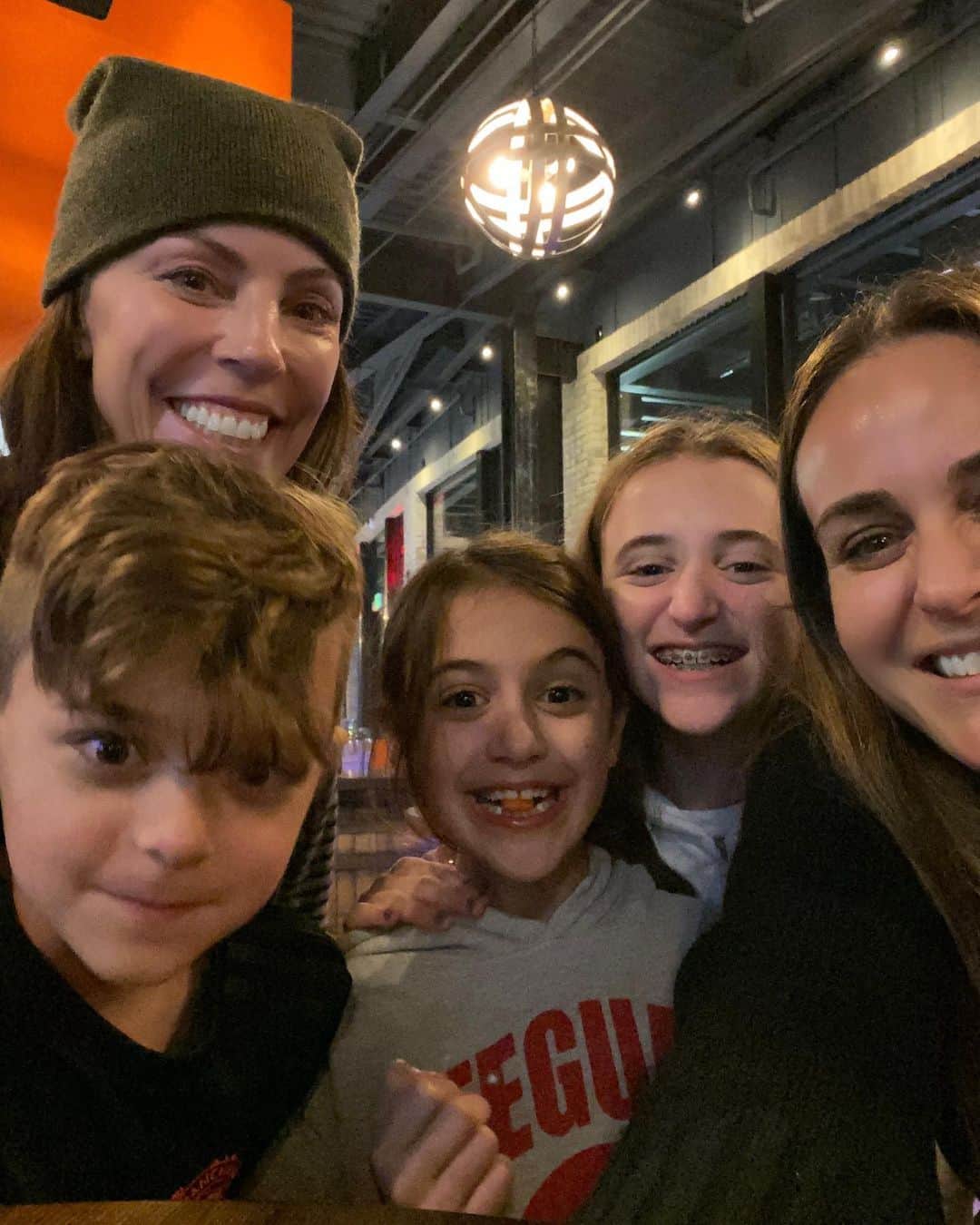 カレンザンボスビンテージクチュールのインスタグラム：「Had the pleasure of hanging out with this crew last night! @lisakg I can’t believe how many years it’s been. Move back! #threekids #friendship #latonyc #yourthreemuskateers」