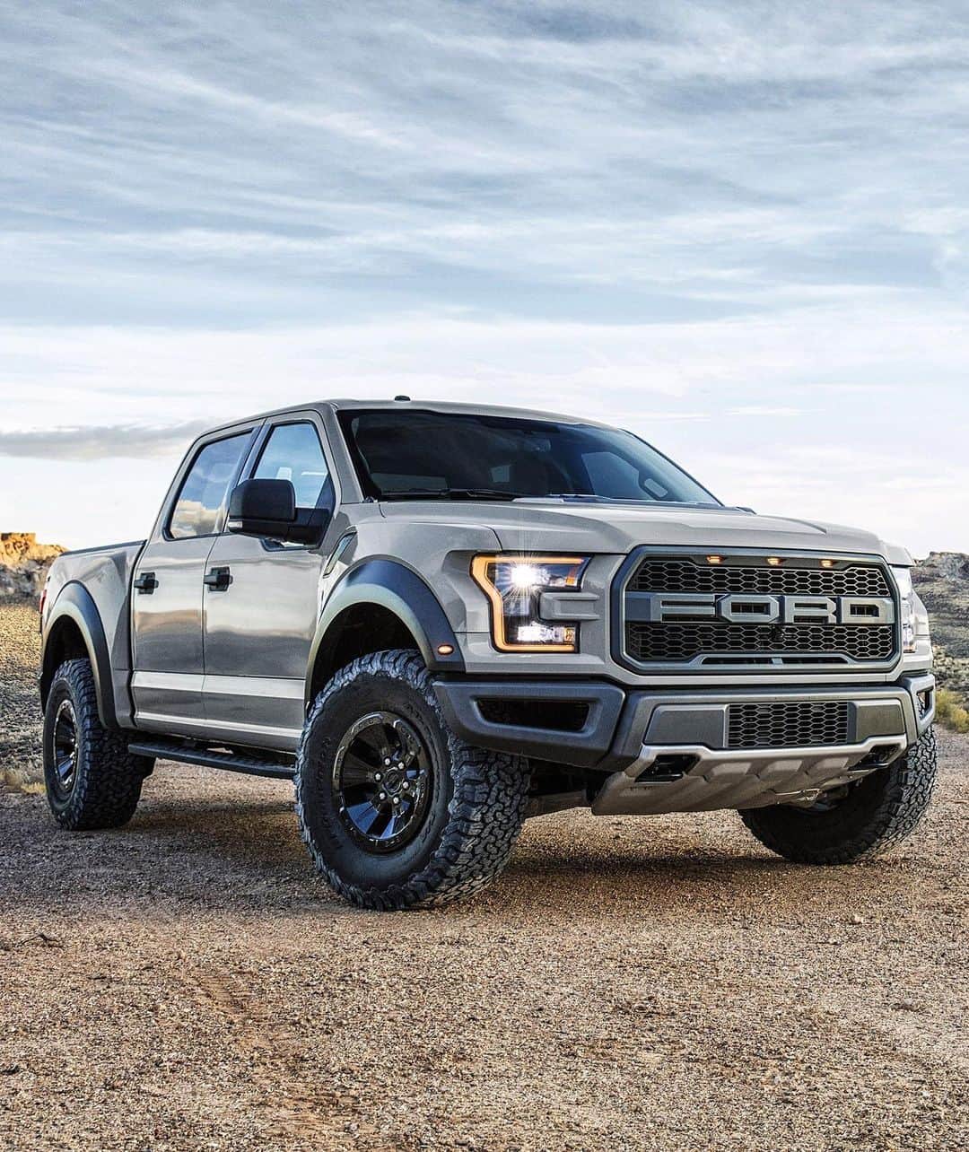 CARLiFESTYLEさんのインスタグラム写真 - (CARLiFESTYLEInstagram)「Let’s see... which one would you drive? 1. Tesla Cybertruck 2. Rivian R1T 3. Chevrolet Silverado 4. Ford F-150 Raptor 5. RAM 1500 #carlifestyle #cybertruck #raptor #rivian #silverado #ram」11月22日 23時26分 - carlifestyle