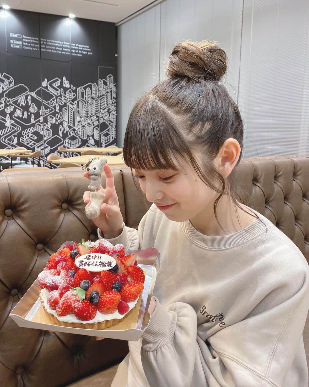 のインスタグラム：「﻿ ﻿ miyoshi × ehkä söpö﻿ ﻿ 2020 福袋コラボ ！！﻿ ﻿ ﻿ ﻿ ﻿ お祝いに﻿ サプライズケーキ (🍓)」