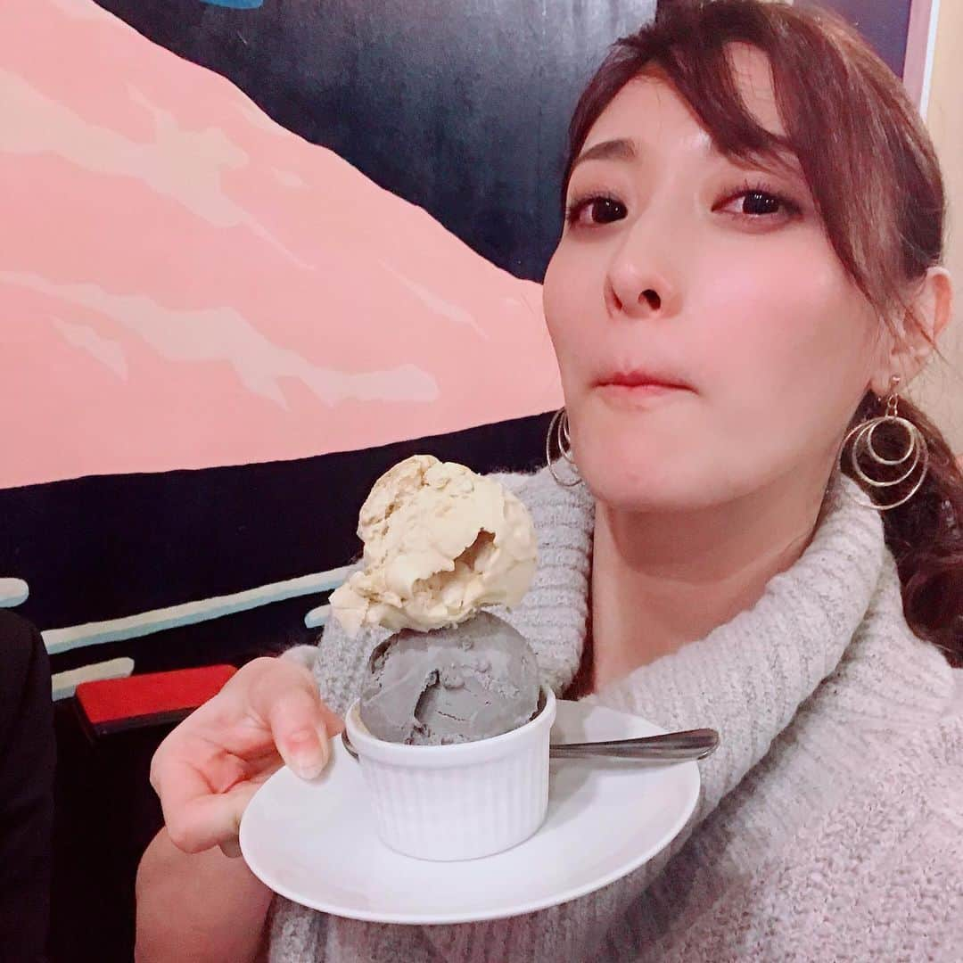 高橋麻美さんのインスタグラム写真 - (高橋麻美Instagram)「三段アイス食べてたら1番上が転がって ゴマだれの中に…  みたらしみたいな味になった😍😁 #icecream」11月22日 23時39分 - charmy421