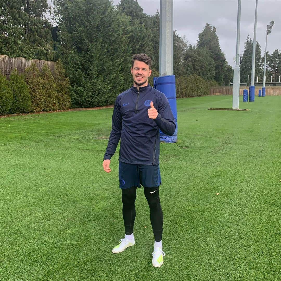 マルコ・ファン・ヒンケルさんのインスタグラム写真 - (マルコ・ファン・ヒンケルInstagram)「After more than a year, finally back on the pitch. For most players it is normal to be training outside, but I had some setbacks during my recovery which was really frustrating. I am working hard everyday,  not there yet but it is getting closer now 👊🏻⚽️💙 @chelseafc #cfc」11月22日 23時37分 - marcovanginkel