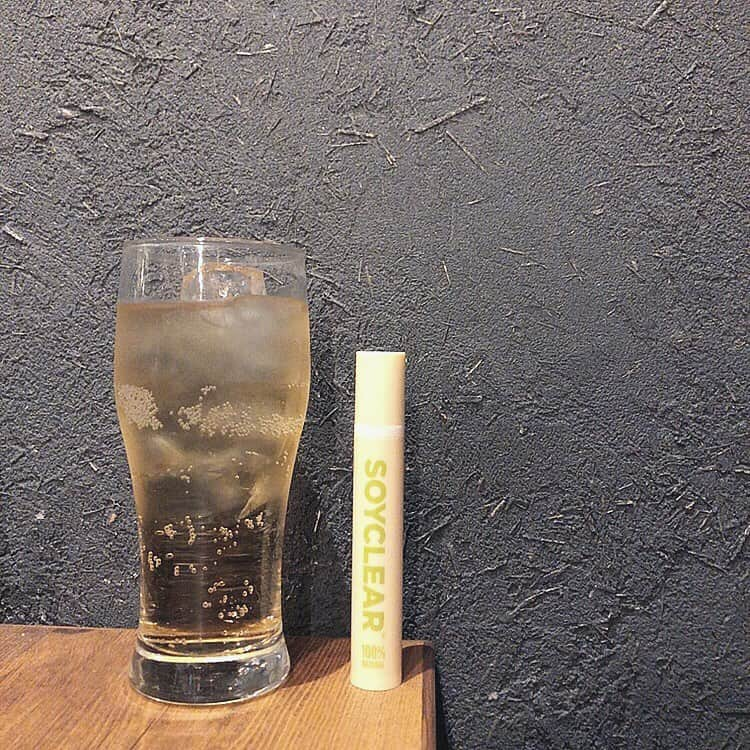 筒井愛実さんのインスタグラム写真 - (筒井愛実Instagram)「． この2年くらい、お酒を飲んだ次の日がツラくて友達に〝SOYCLEAR〟が二日酔い防止にいいと聞いたので早速入手🙌🍻 ． 飲む前・飲んでるとき・飲んだあとどのタイミングで摂ってもOKで、私は飲みに行く前にカフェラテに混ぜてソイラテ☕️みたいに飲んだり、チェイサーに混ぜて飲むことが多いです🍸 ． 天然発酵成分100%で体に良いものしか使っていないので安心して飲んでいます♪ 次の日の目覚めもラクだし、体が怠くなりにくくなったのが本当に嬉しい😆‼︎これから忘年会シーズンで特にお酒を飲む機会が増えるので助けてもらおう♡ ． #ソイクリア #二日酔い防止 #大豆 #米ぬか」11月22日 14時50分 - manamin_158cm