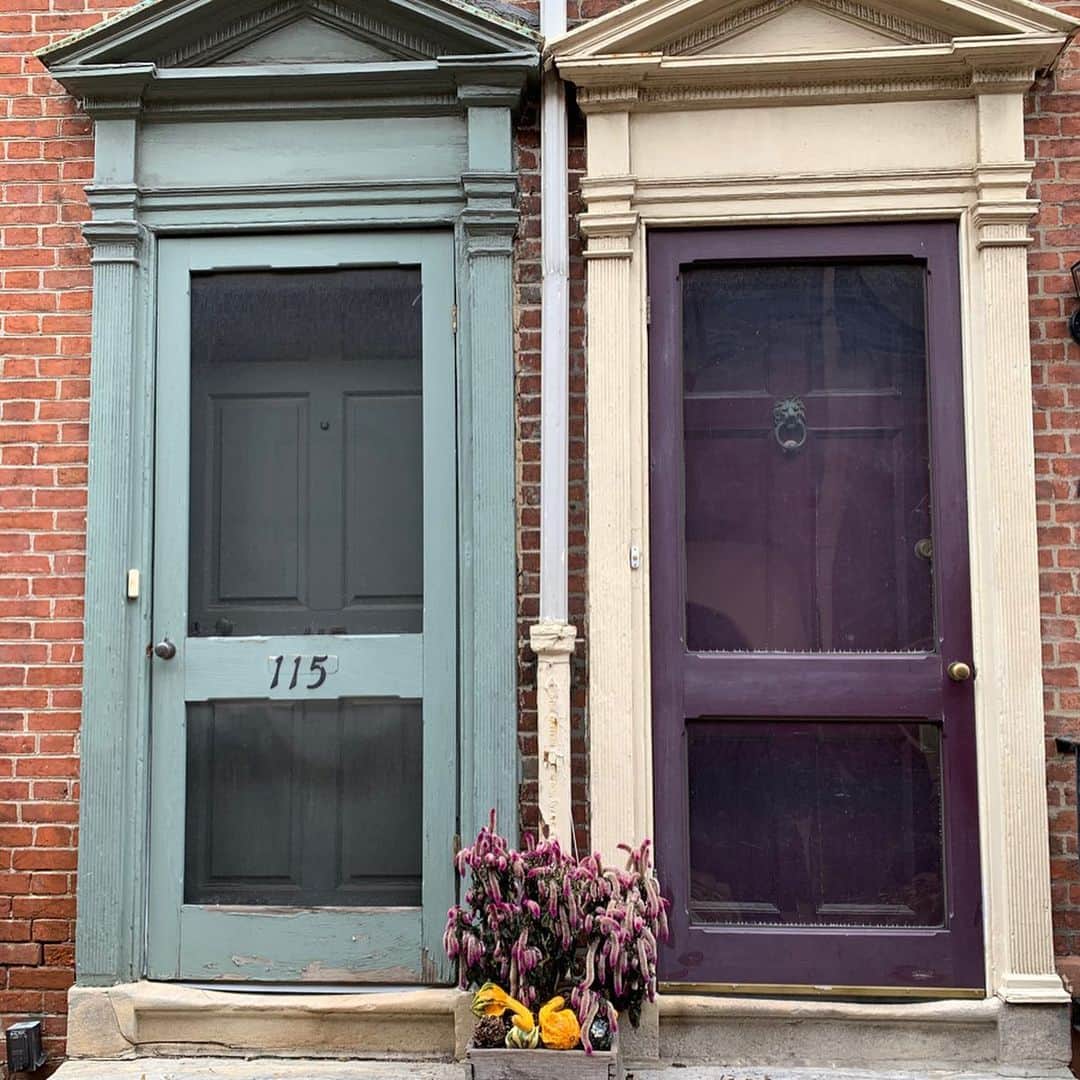 早川茉希さんのインスタグラム写真 - (早川茉希Instagram)「📍Elfreth's Alley 🌼  1720〜1830年頃に建てられた アメリカ最古の住宅街、 #エルフレス小径 は絶対行きたかった場所🏘  3ブロックほどの石畳の通りに 国定歴史建造物に指定されている 可愛い家屋が約30軒並びます🥺💐 本当に一部分ですが、 全く違う雰囲気が味わえて素敵でした💕  #フィラデルフィア旅行記 #完  #philadelphia #elfrethsalley #travel #shorttrip #nyc #フィラデルフィア観光 #ロッキーの舞台と水族館は行ってないし #フィラデルフィア結構訪れる場所ある #週末旅行 #アメリカ旅行 #ニューヨーク生活 #アメリカ暮らし #タビジョ #旅行好きな人と繋がりたい」11月22日 14時50分 - maki_hayakawa